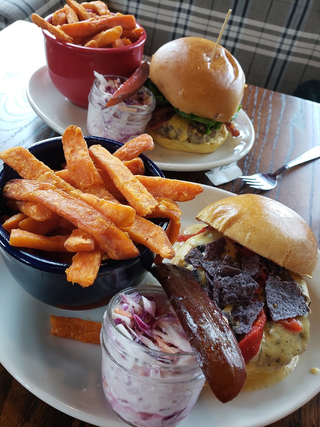 La Belle et La Boeuf Burger Bar | 1250 Rue Douglas suite 101, Saint-Jean-sur-Richelieu, QC J2W 1C7, Canada | Phone: (450) 359-4554