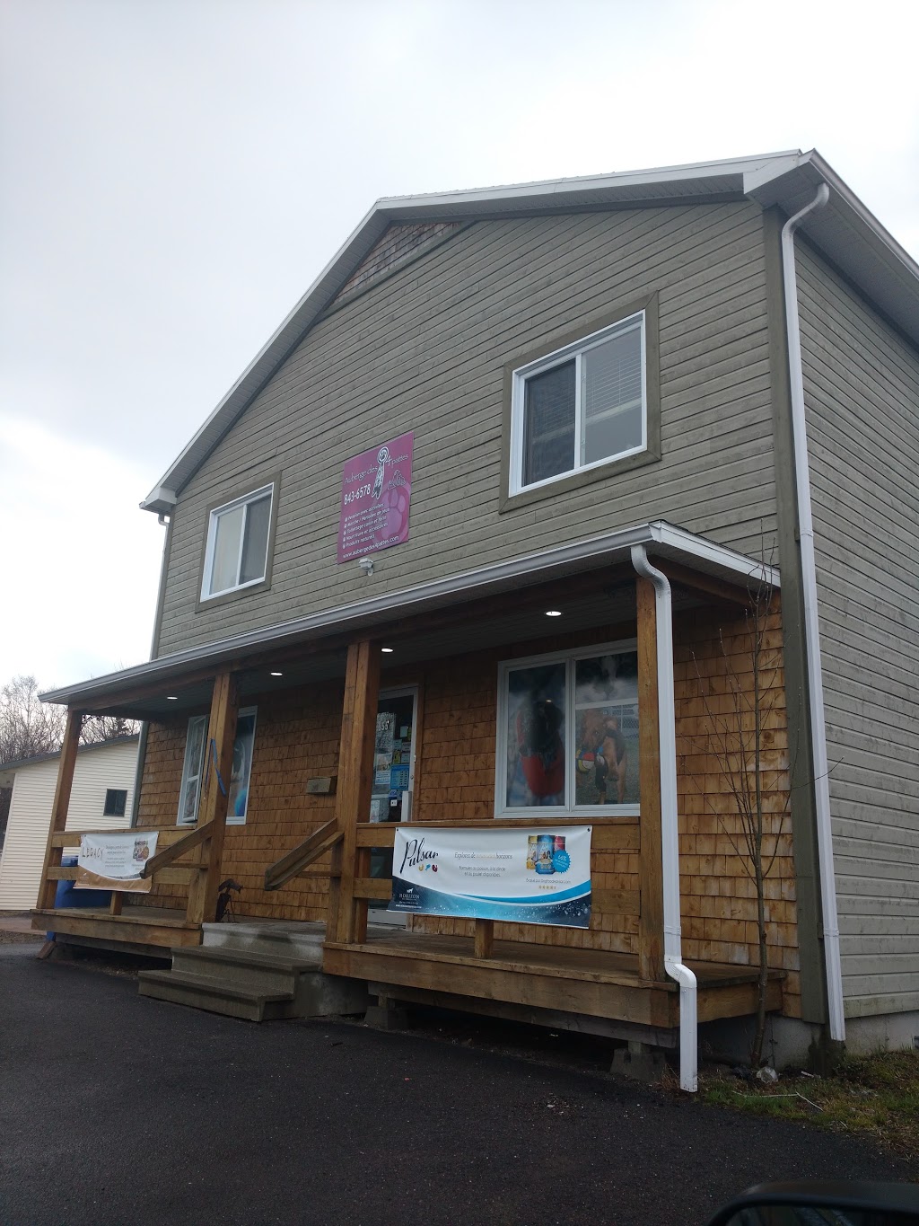 Auberge des 4 Pattes | 555 Rue Chef Thomas Martin, Wendake, QC G0A 4V0, Canada | Phone: (418) 843-6578