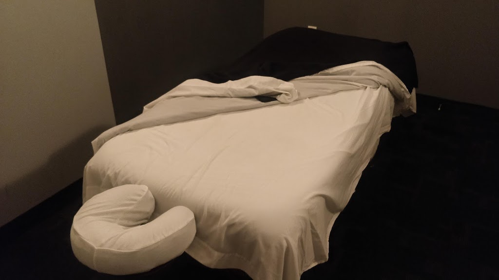 Massage Addict | 2425 Truscott Dr Unit 11, Mississauga, ON L5J 2B4, Canada | Phone: (905) 901-2626