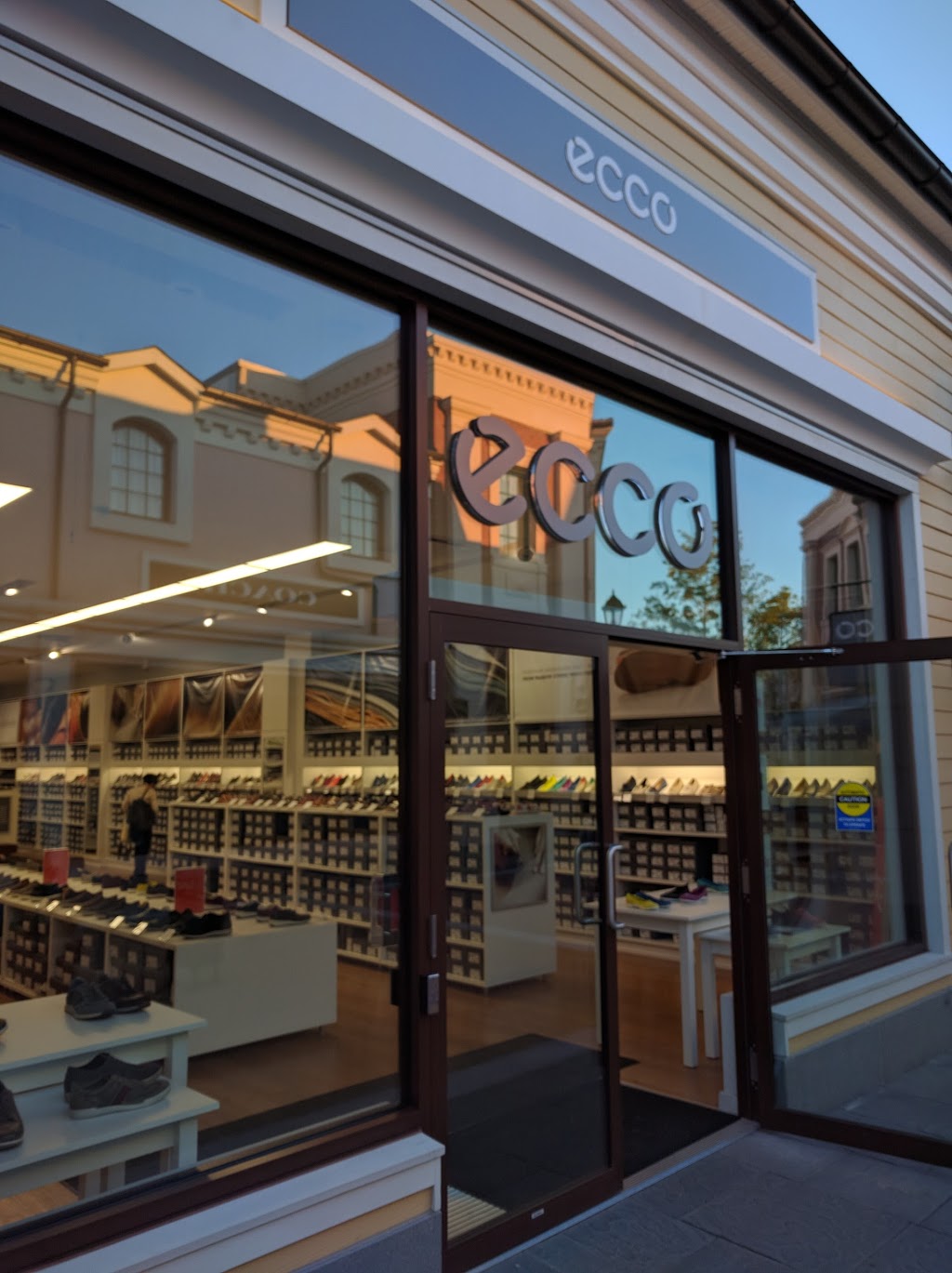 ECCO Outlet | CRU #85, 7899 Templeton Station Rd, Vancouver, BC V7B 0B7, Canada | Phone: (604) 273-4211