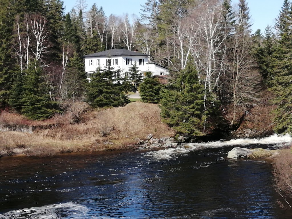 aubergechutedelarochefendue | 17 Chem. des Chutes, La Macaza, QC J0T 1R0, Canada | Phone: (819) 421-2979