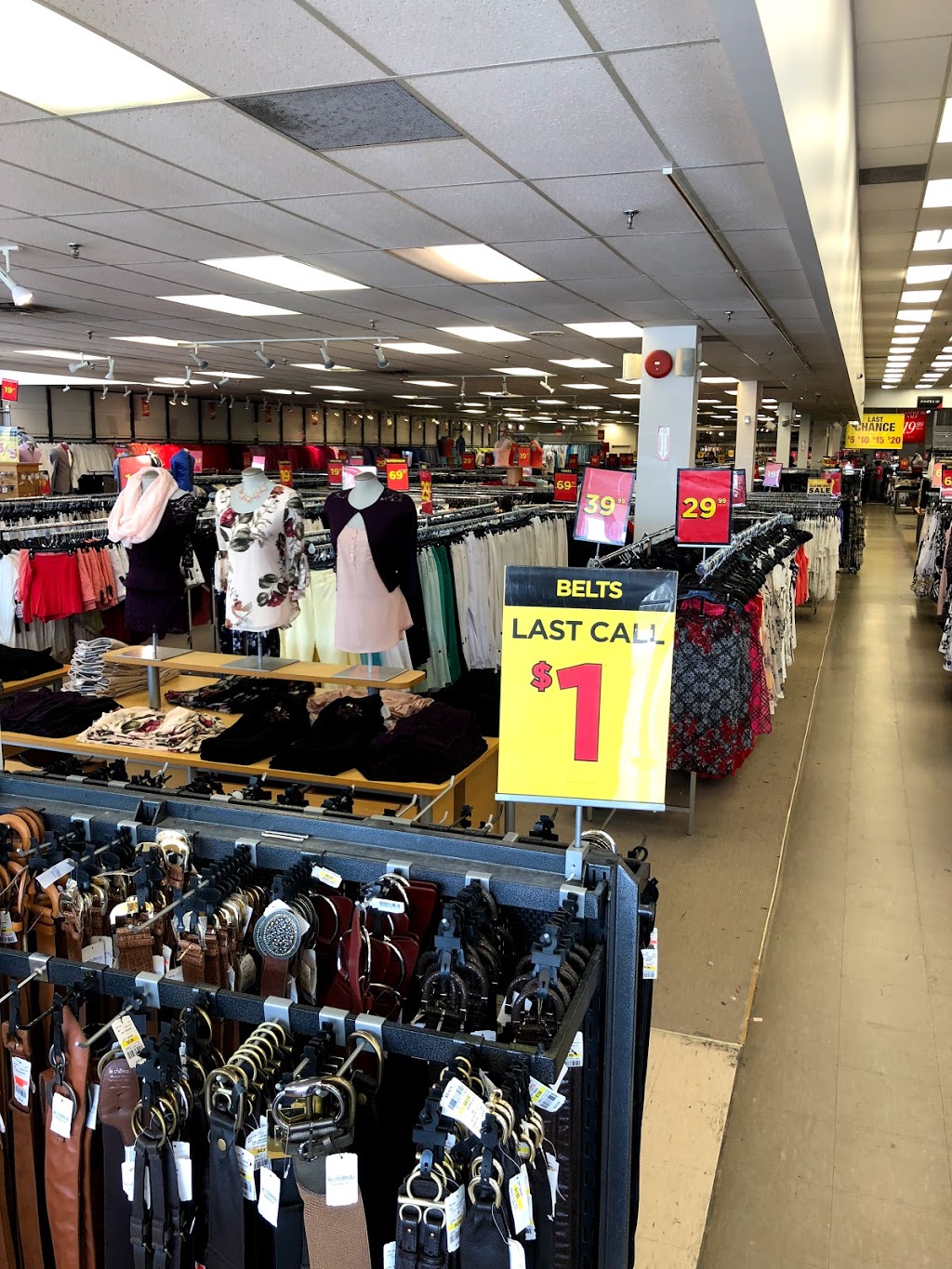 LE CHÂTEAU Entrepôt | Outlet | Clearance Clothing | clothing store | 1655 Dundas St E, Mississauga, ON L4X 1L5, Canada | 9056020585 OR +1 905-602-0585
