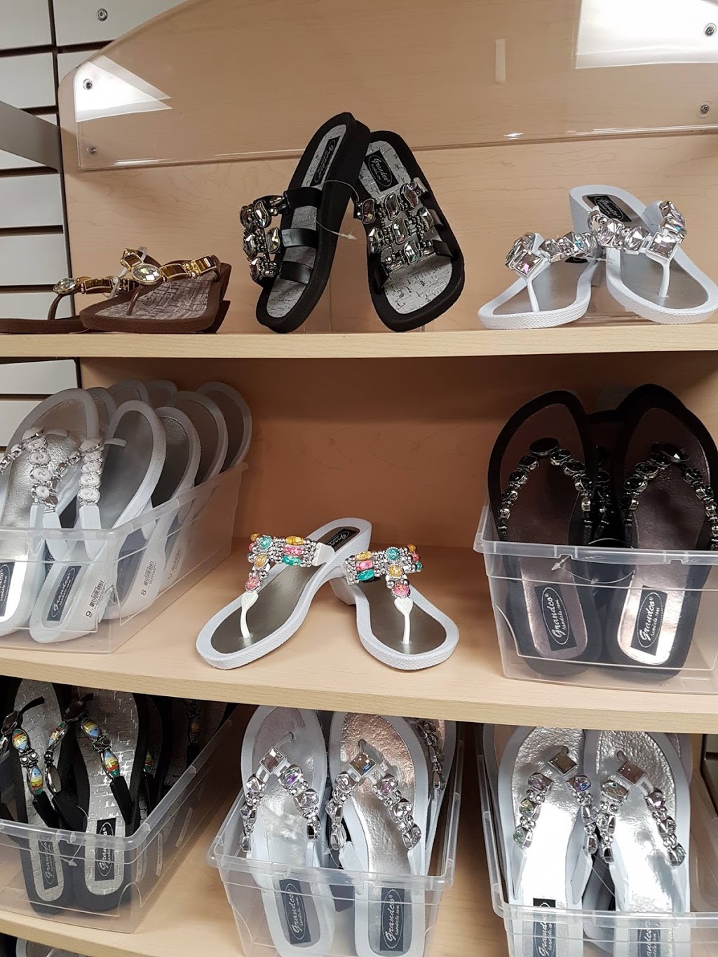 Maxines Fashions | 360 Simcoe St, Beaverton, ON L0K 1A0, Canada | Phone: (705) 426-7734