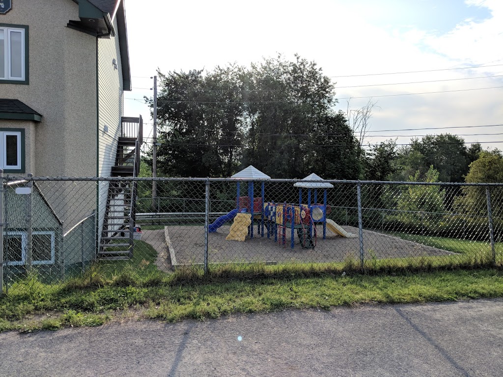 Garderie Educative La Petite Ecole | 15 Pl. Châteaumont, Saint-Jérôme, QC J5L 1H6, Canada | Phone: (450) 431-3809