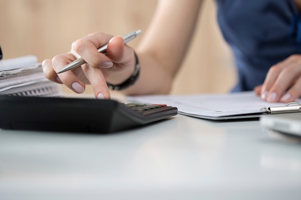 Carwin Tax | 33 King St E, Bowmanville, ON L1C 1N1, Canada | Phone: (905) 623-4787