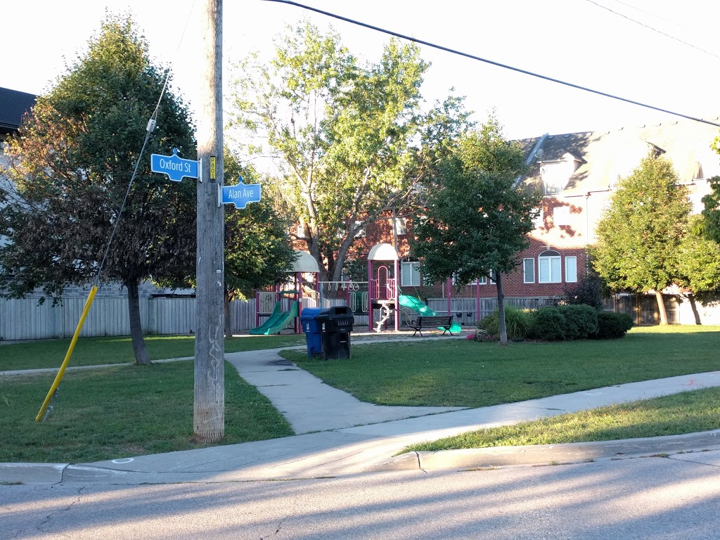 Alan-Oxford Parkette | 31 Alan Ave, Etobicoke, ON M8Z 3Y5, Canada | Phone: (416) 392-2489