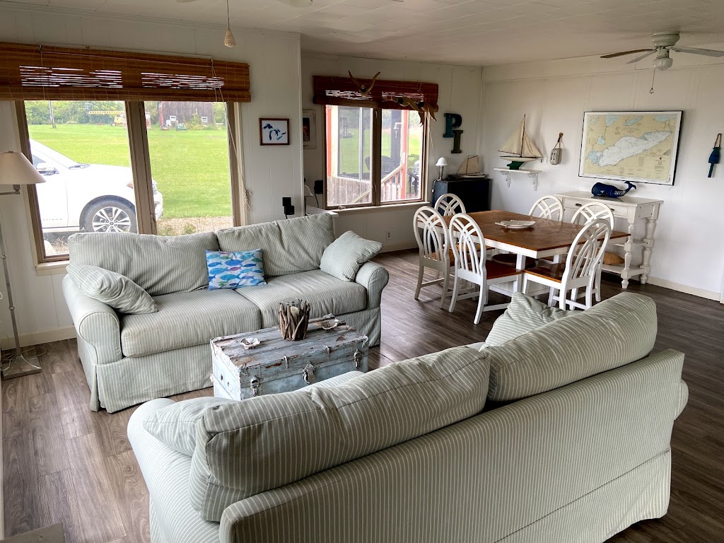 Bongo House Pelee | 1555 McCormick Rd, Pelee Island, ON N0R 1M0, Canada | Phone: (519) 521-3436