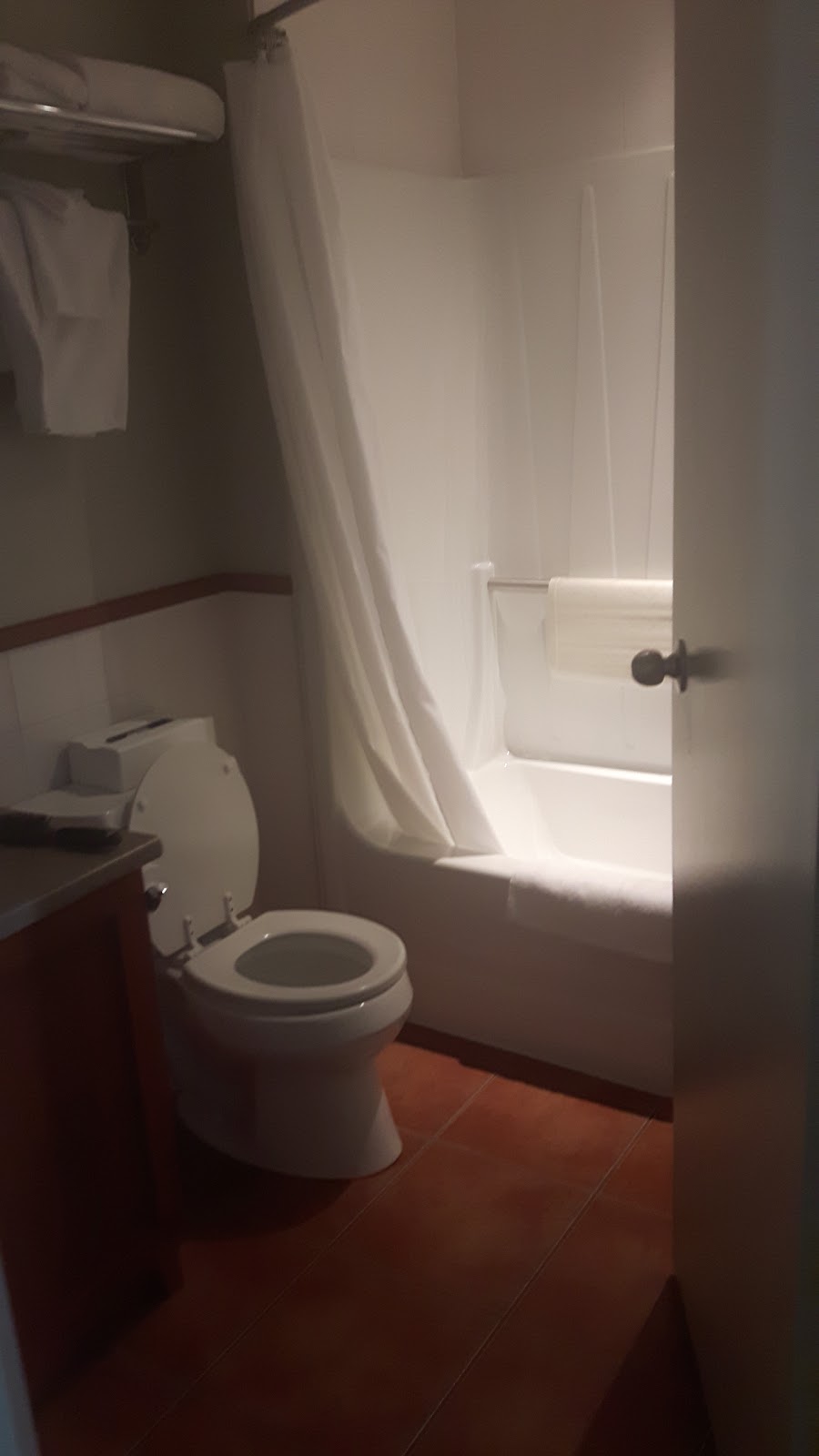Hôtel St-Bernard | 115 Chemin Guay, Saint-Bernard-de-Lacolle, QC J0J 1V0, Canada | Phone: (450) 246-4000