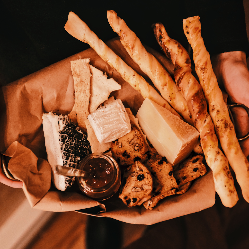 La Famille Buvette de Village | 2 Rue Curley, Sutton, QC J0E 2K0, Canada | Phone: (514) 797-2644