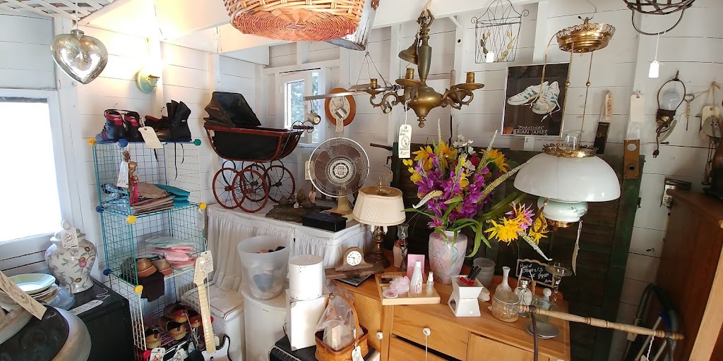 Perth Flea Market | 3004 Rideau Ferry Rd, Perth, ON K7H 3C7, Canada | Phone: (613) 267-8394