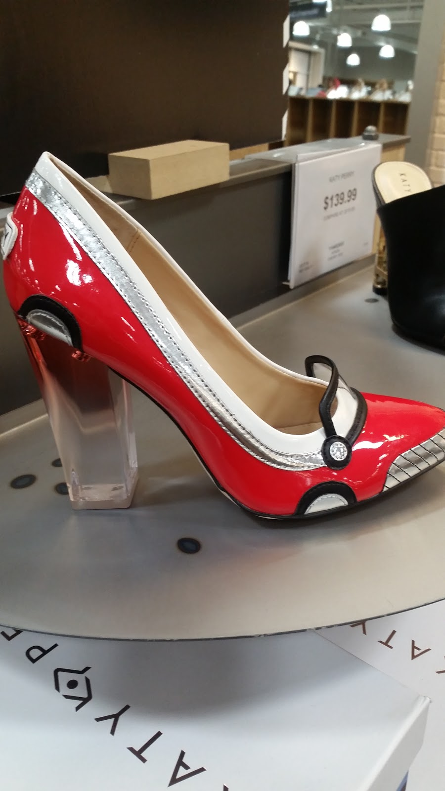 DSW Designer Shoe Warehouse | 3198 Wonderland Rd S, London, ON N6L 1A1, Canada | Phone: (519) 937-1413