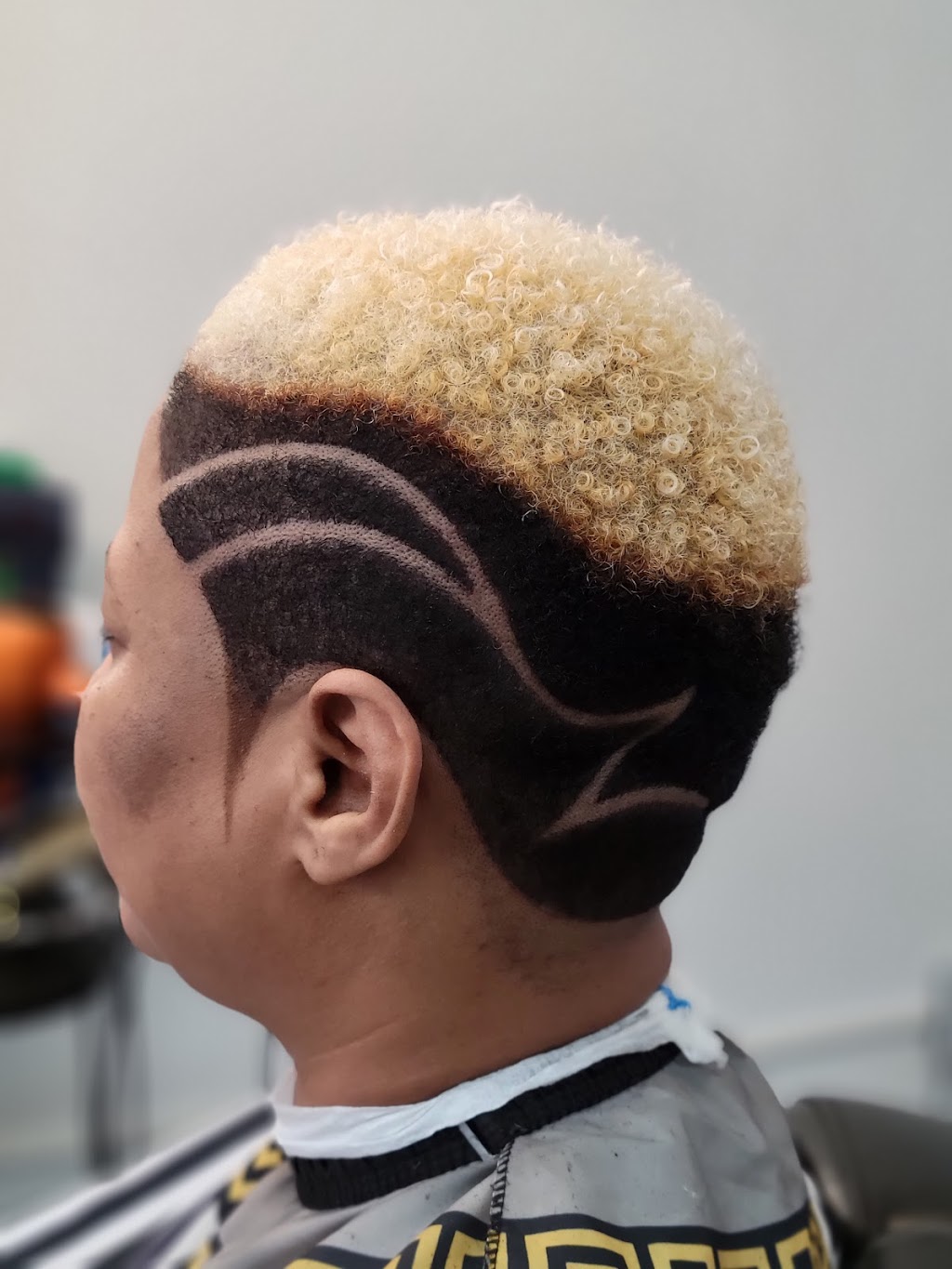 Wow Barber Shop | 75 Montréal Rd, Vanier, ON K1L 6E8, Canada | Phone: (613) 749-8097