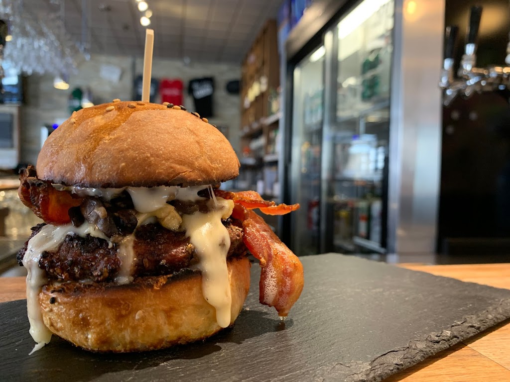 Resto-Pub Belles et Bum | 623 Bd de Comporté, La Malbaie, QC G5A 1T1, Canada | Phone: (418) 665-7977