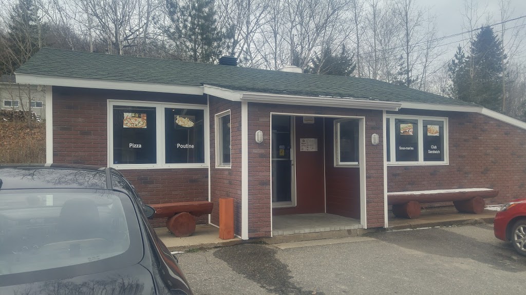 Restaurant Carrefour Du Roy | 877 QC-309, Lac-des-Îles, QC J0W 1J0, Canada | Phone: (819) 597-2406