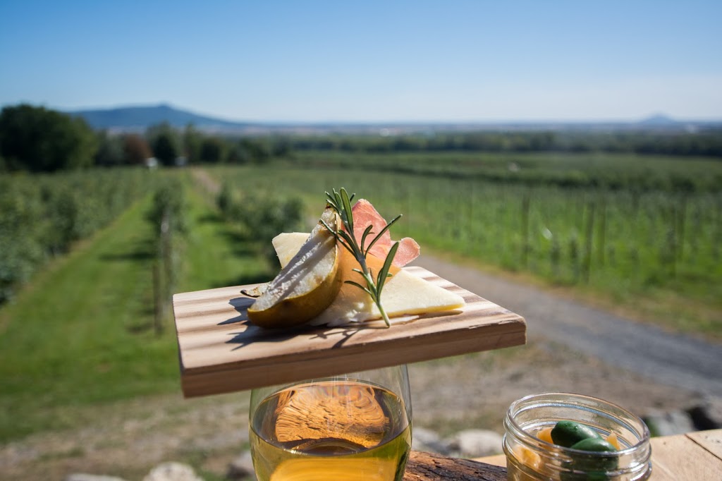 Domaine de Cavel | 1074 Chemin de la Montagne, Mont-Saint-Hilaire, QC J3G 4S6, Canada | Phone: (450) 464-3455