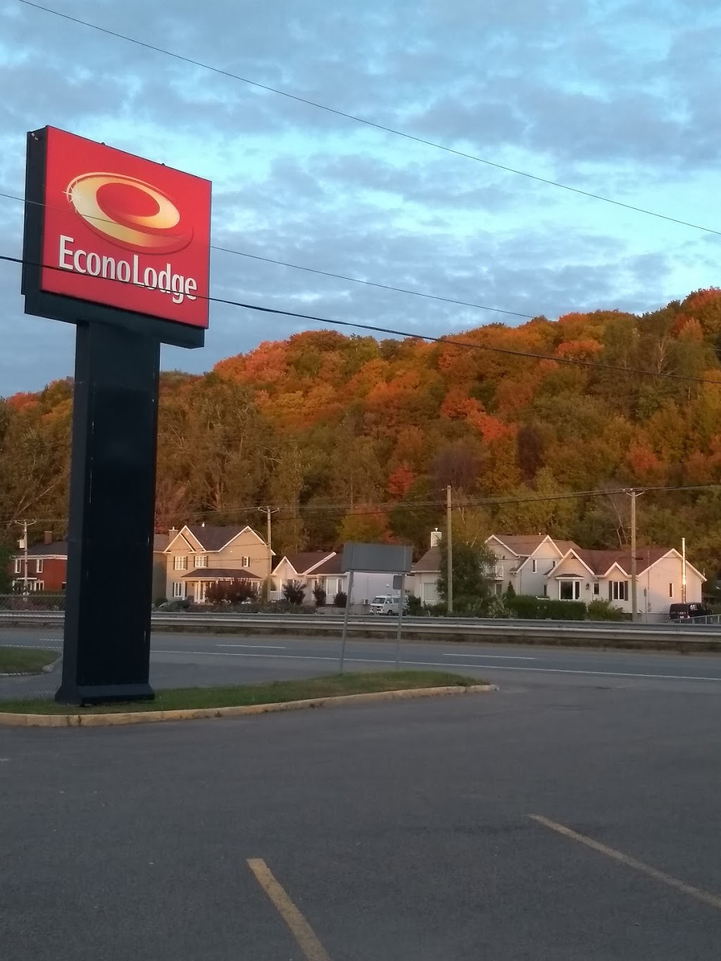 Hôtel Cascade Montmorency | 5490 Boulevard Sainte-Anne, Boischatel, QC G0A 1H0, Canada | Phone: (418) 822-4777