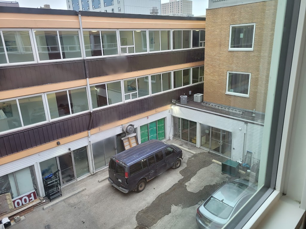Hotel Royal Plaza | 330 Kennedy St, Winnipeg, MB R3B 3A4, Canada | Phone: (204) 783-3000