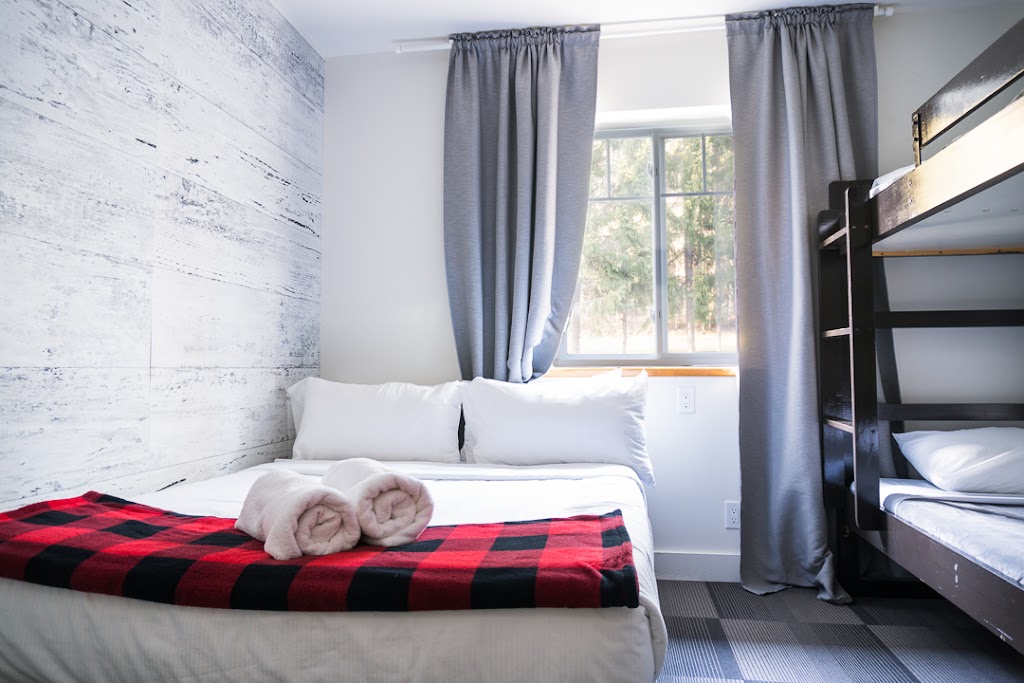 Auberge le Manitonga Hostel | 2213 Chem. du Village, Mont-Tremblant, QC J8E 1K4, Canada | Phone: (819) 425-6008