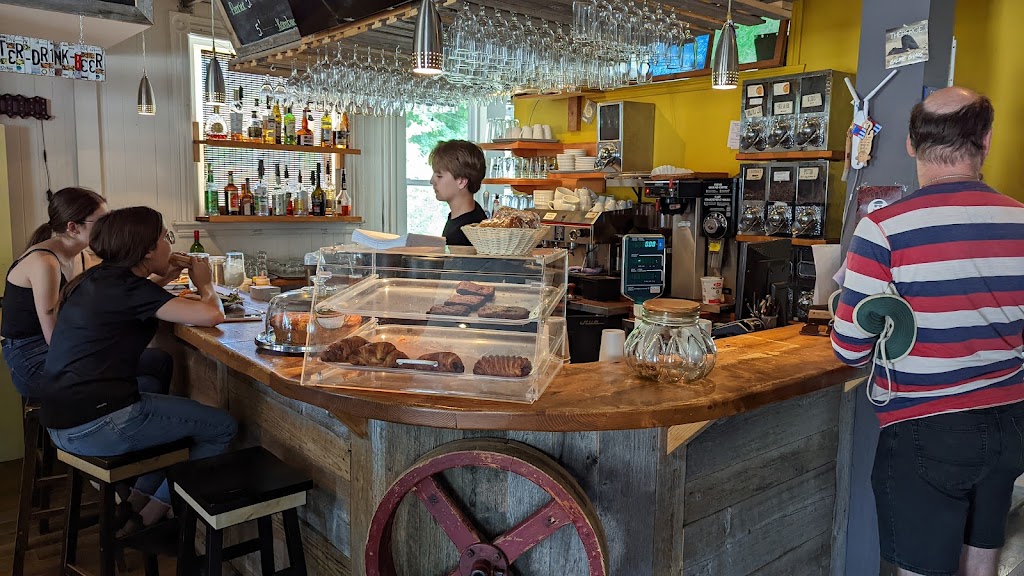 Cafe Grains De Folie | 1 Rue Notre Dame O, Trois-Pistoles, QC G0L 4K0, Canada | Phone: (581) 645-8282