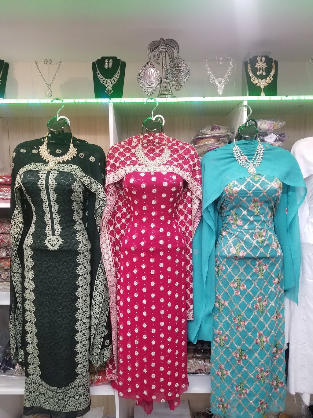 Fashion Point | 1733 Rue Oxford, Saint-Laurent, QC H4L 1B7, Canada | Phone: (514) 758-0138