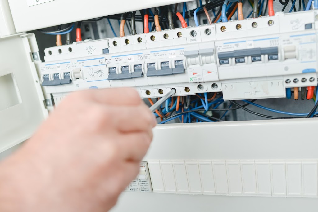 Endeavour Electric - Residential Electrician Winnipeg | 1606 Manitoba Ave, Winnipeg, MB R2X 0L9, Canada | Phone: (204) 229-4786