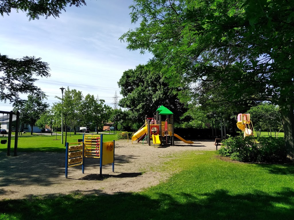 Charlton Park | 166 Charlton Blvd, North York, ON M2R 2J1, Canada | Phone: (416) 338-4386