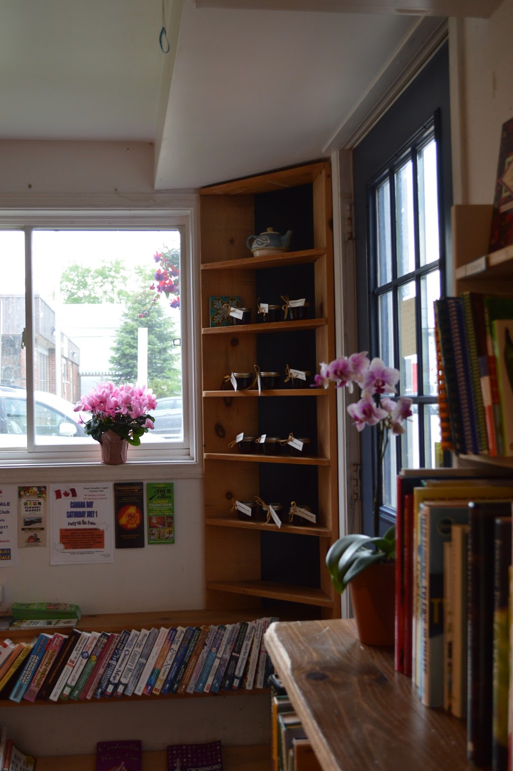 The Book Lady | 24 Market St, Fenelon Falls, ON K0M 1N0, Canada | Phone: (705) 886-2665