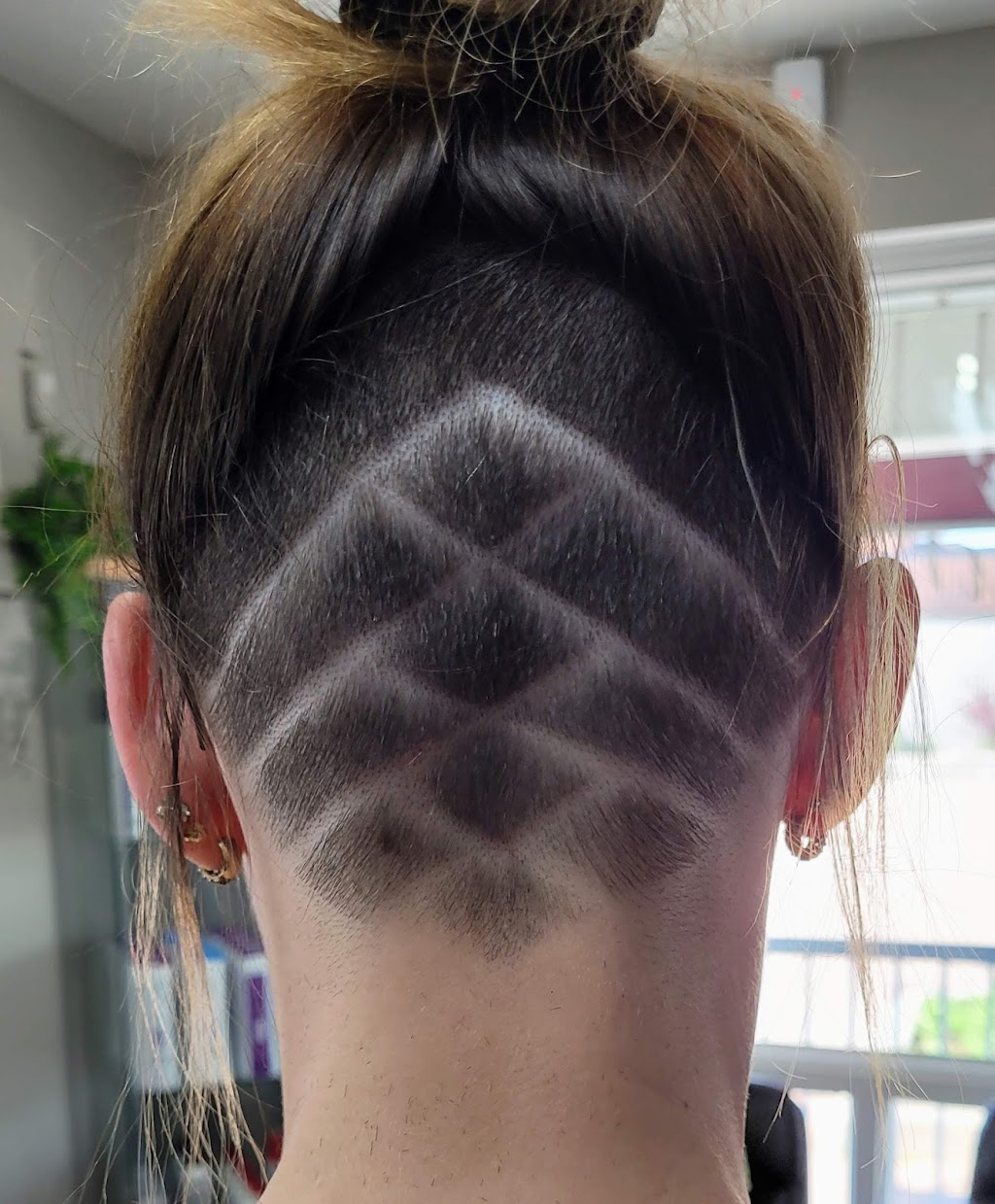 Salon De La Place Pour Elle Et Lui | 6 Pl. du Marché, Beauharnois, QC J6N 2S1, Canada | Phone: (450) 429-7770