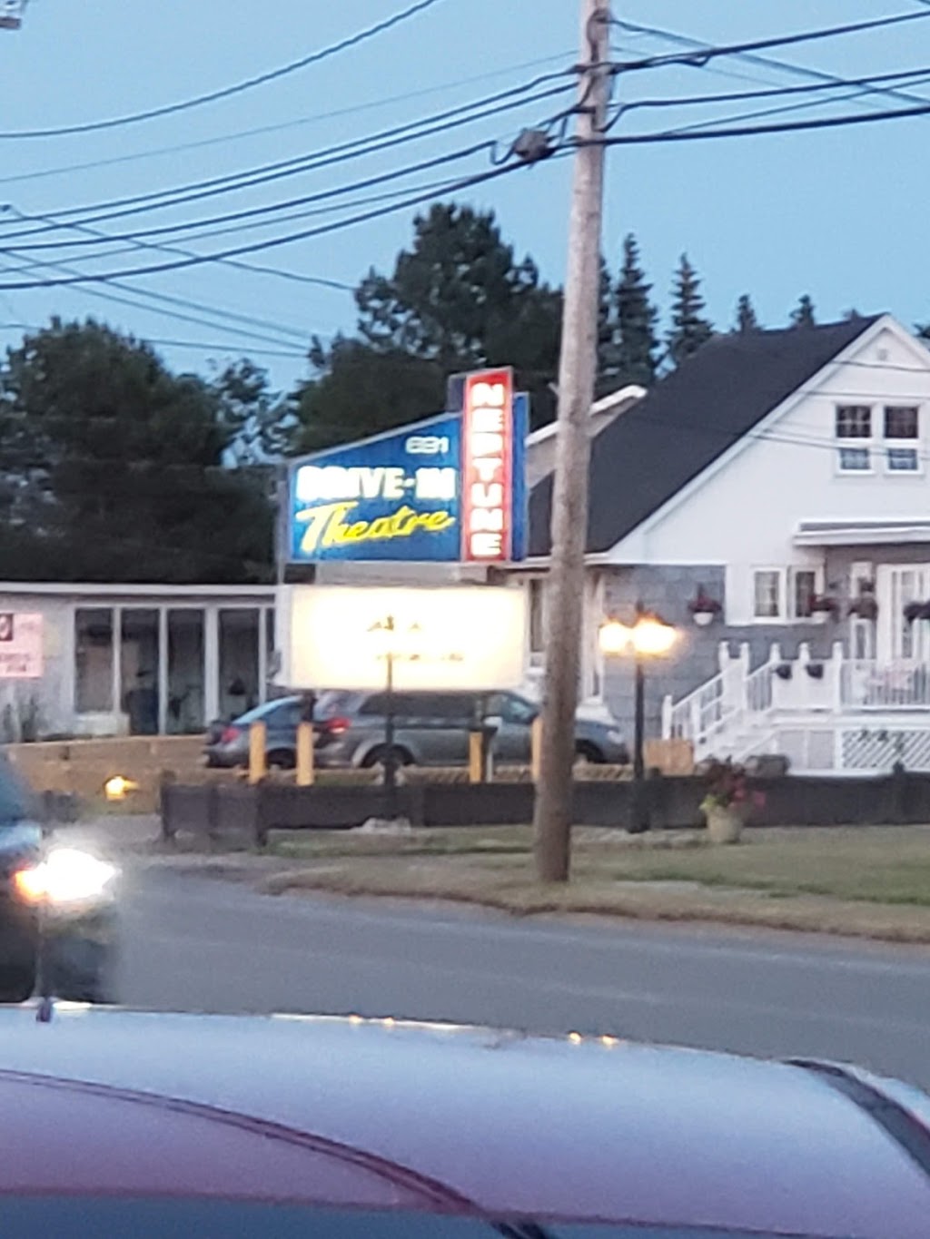 Neptune Drive-in | 691 Main St, Pointe-du-Chêne, NB E4P 4Z9, Canada | Phone: (506) 962-6246