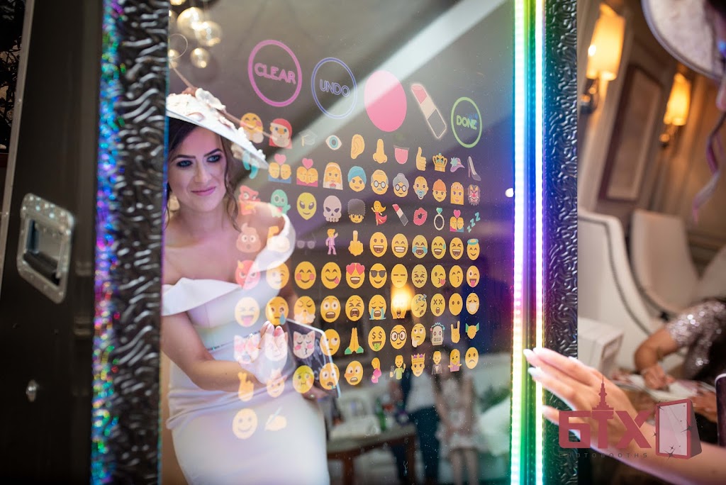 6ix Photobooths | 1127 Broadview Ave Suite B, East York, ON M4K 2S6, Canada | Phone: (647) 703-7866