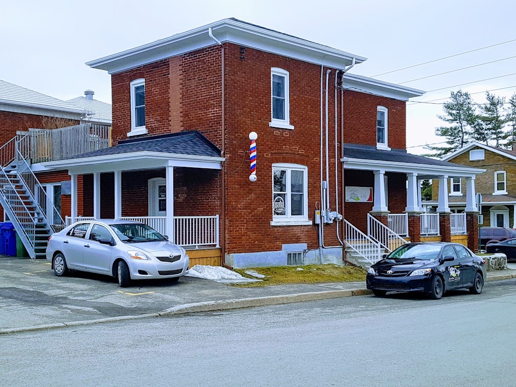 La Barbière de Lachute | 207 rue Bethanie, coin rue Bedard. Entrée à larrière du bâtiment dans le stationnement, Rue Bédard, Lachute, QC J8H 2M6, Canada | Phone: (450) 512-8251
