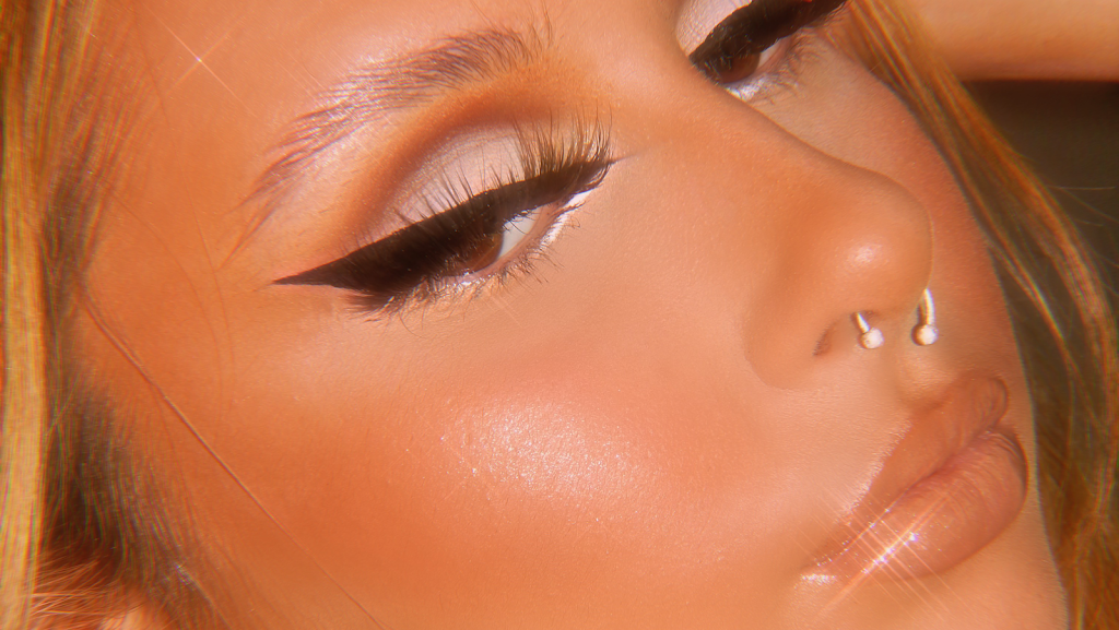 Crisp Makeup by Vitoria K | 5257 Sonora Dr, North Vancouver, BC V7R 3V7, Canada | Phone: (778) 868-3867