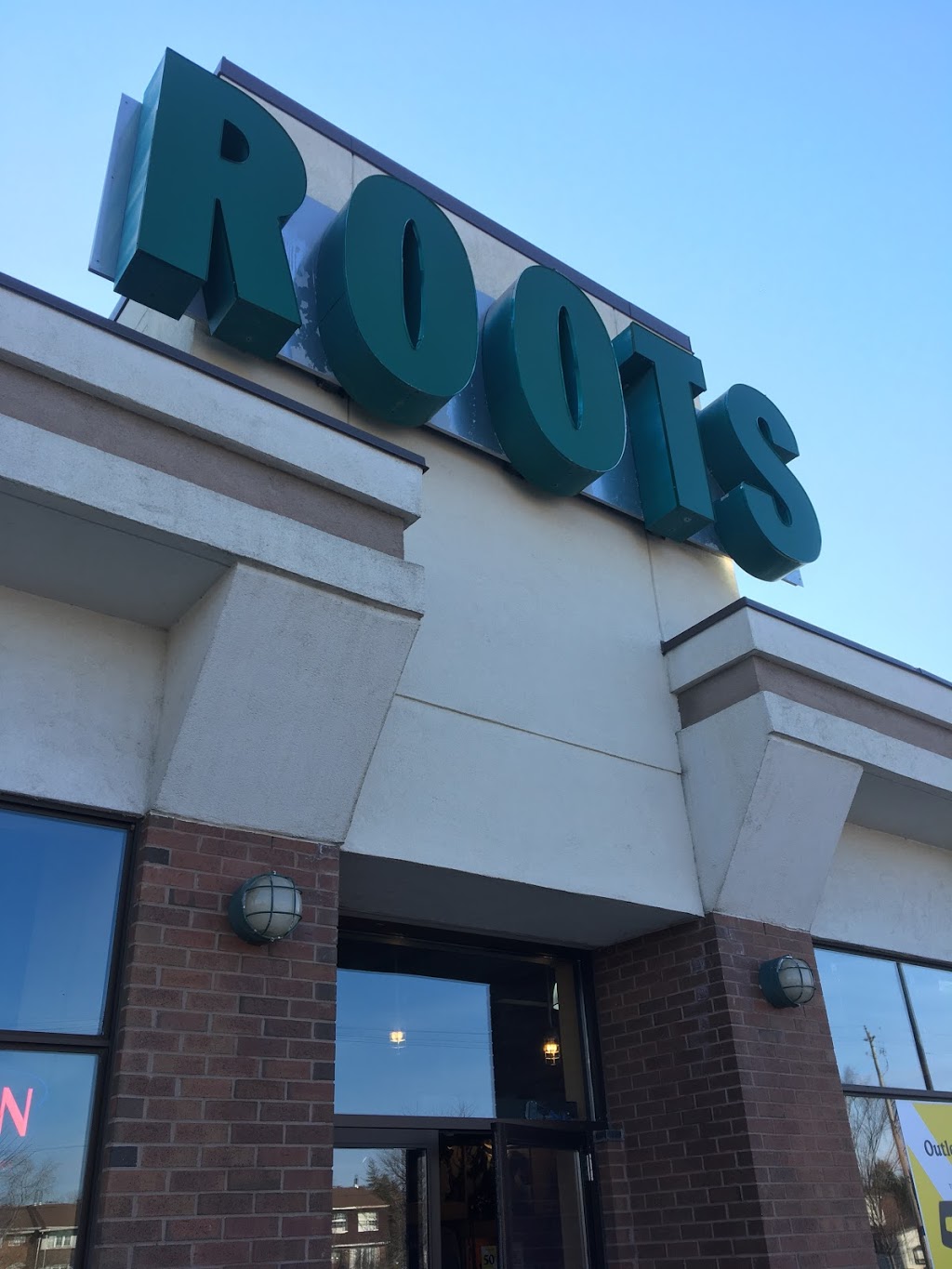 Roots | 2210 Bank St, Ottawa, ON K1V 0Y5, Canada | Phone: (613) 736-9503