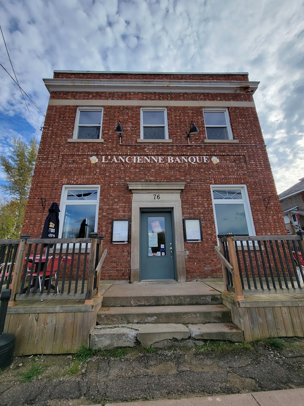 LAncienne Banque - Restaurant & Brewpub | 76 Rue Saint-Jacques, Chapeau, QC J0X 1M0, Canada | Phone: (819) 689-2265