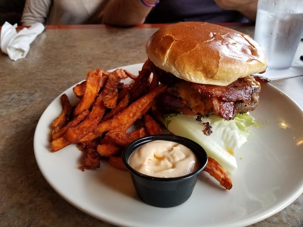 Applebees | 2250 Division Rd, Windsor, ON N8W 5X5, Canada | Phone: (519) 974-1122