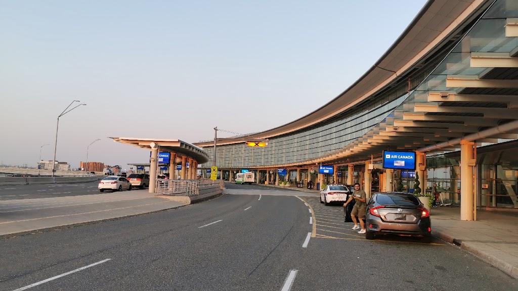 Airport Taxi Toronto Flat Rate | 510-370 Dixon Rd, Etobicoke, ON M9R 1T2, Canada | Phone: (647) 285-3515