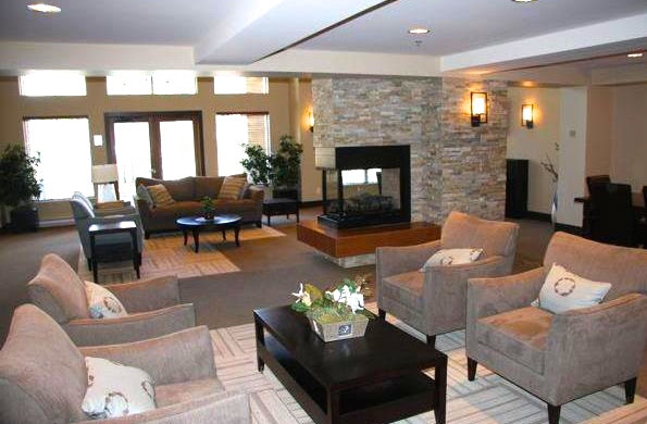 Cascade Lounge Waterscapes | 9Y9, Sunset Dr, Kelowna, BC V1Y, Canada | Phone: (250) 712-1088