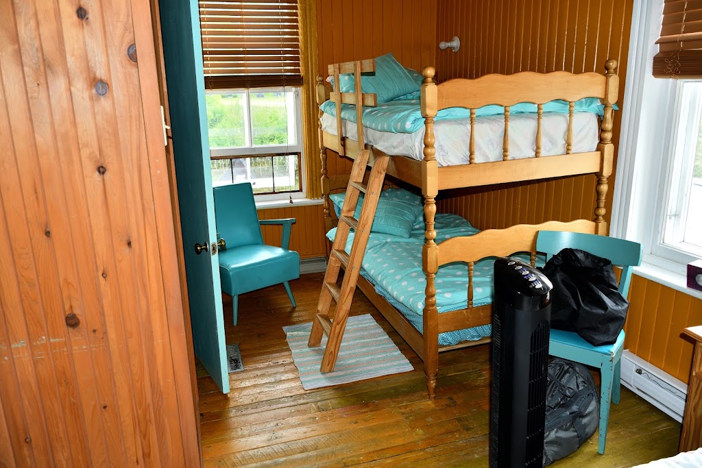Auberge Café Chez Sam | 300 Rue Leclerc, Baie-Sainte-Catherine, QC G0T 1A0, Canada | Phone: (418) 237-4040