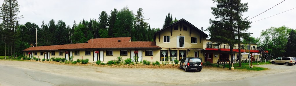 Attitude Montagne | 1510 Chem. de lAvalanche, Saint-Adolphe-dHoward, QC J0T 2B0, Canada | Phone: (819) 714-0101