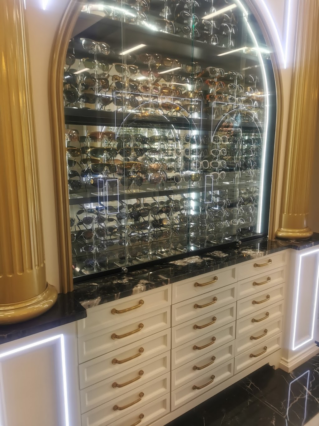 Vintage Frames Company | 4873 Rue Notre Dame O, Montréal, QC H4C 1S9, Canada | Phone: (438) 381-4068