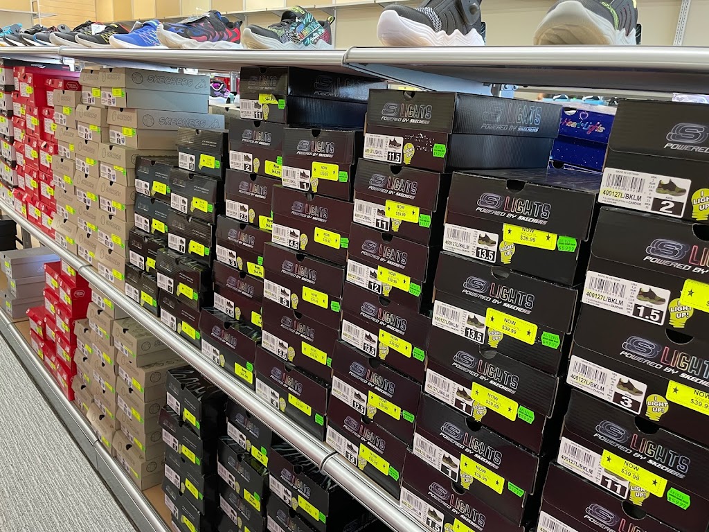 Brand Name Shoe Warehouse | Pendale Plaza, 210 Glendale Ave, St. Catharines, ON L2T 7P9, Canada | Phone: (905) 641-1112