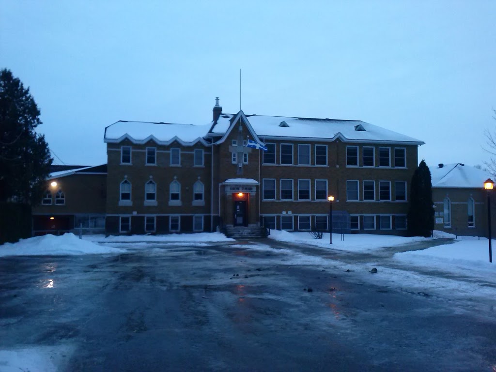 École Saint-Ménard | 128 Rue Saint Louis, Warwick, QC J0A 1M0, Canada | Phone: (819) 358-2260