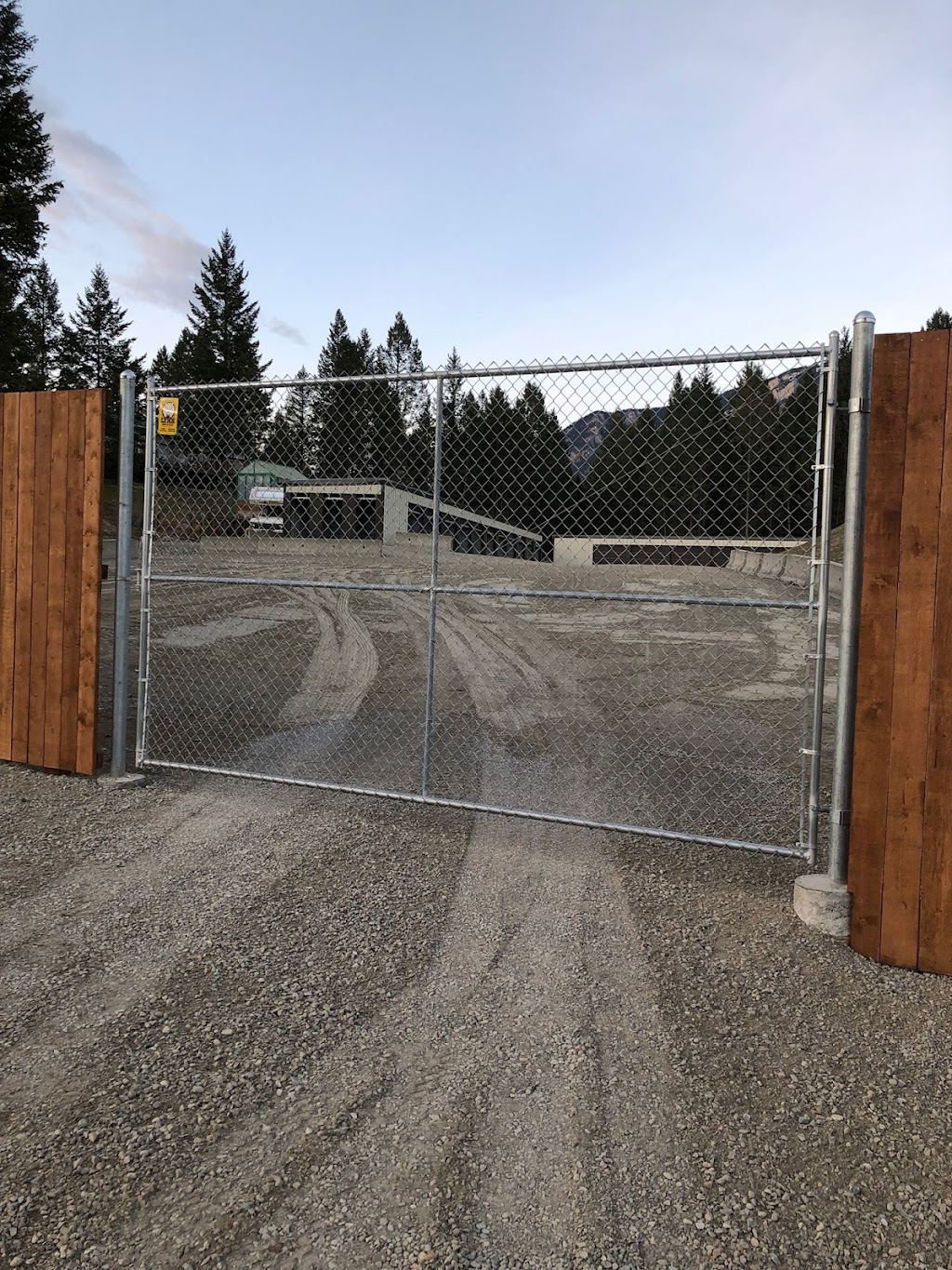 STOR-EDGE | 4845 Hammond St, Edgewater, BC V0A 1E0, Canada | Phone: (250) 342-5912