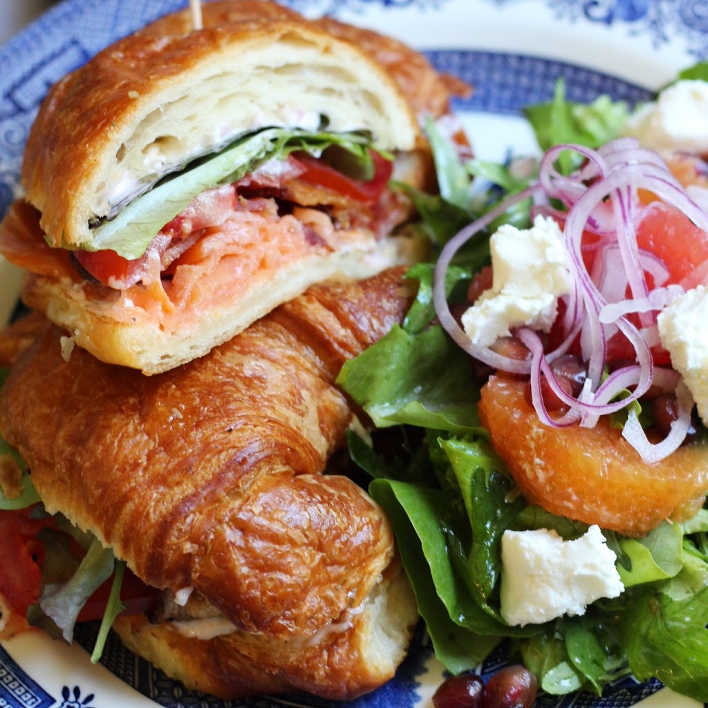 The Biscuit Eater Cafe and Books | 16 Orchard St, Mahone Bay, NS B0J 2E0, Canada | Phone: (902) 624-2665