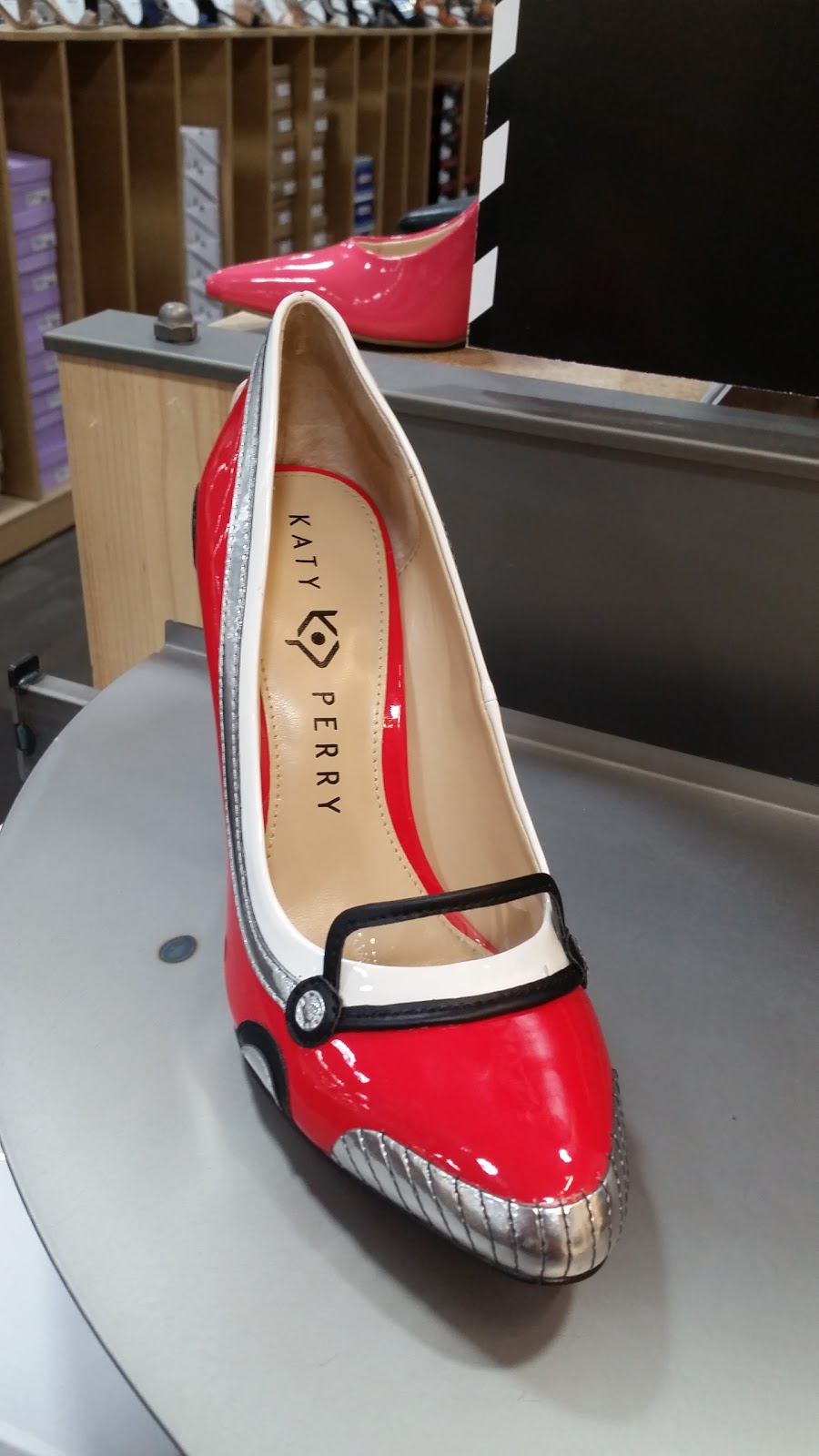 DSW Designer Shoe Warehouse | 3198 Wonderland Rd S, London, ON N6L 1A1, Canada | Phone: (519) 937-1413