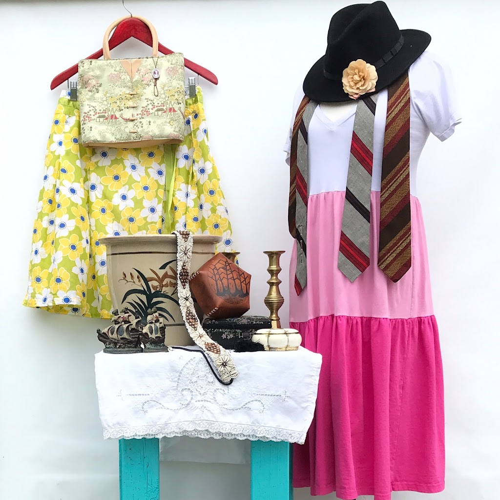 The Hanger and Clasp Vintage | 596 Main St, Mahone Bay, NS B0J 2E0, Canada | Phone: (902) 523-3179