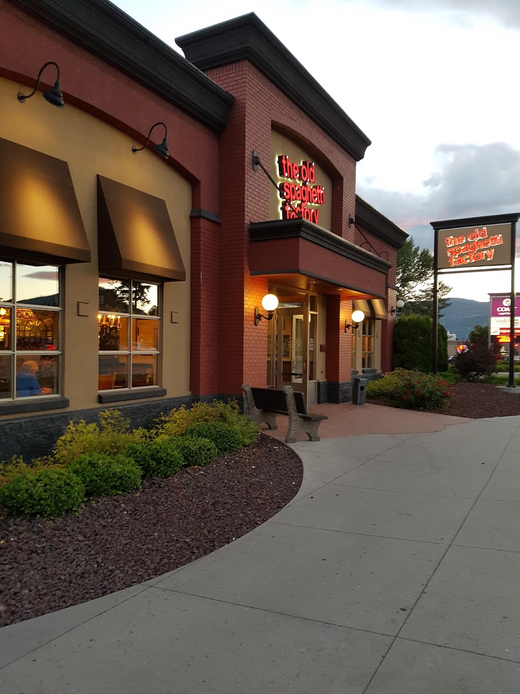 The Old Spaghetti Factory (Kelowna) | 1755 Capri St, Kelowna, BC V1Y 9W2, Canada | Phone: (250) 860-5111