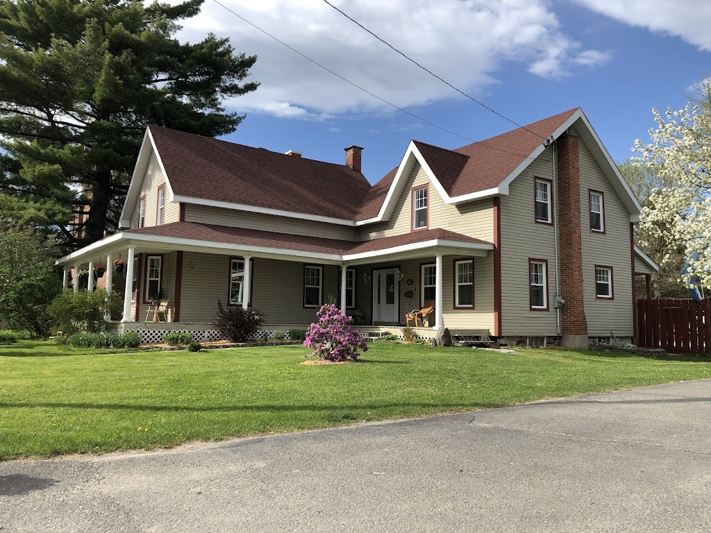 Couette et Café Pont Rouge | 83 Rue Saint-Marc, Coaticook, QC J1A 2M2, Canada | Phone: (819) 580-0422