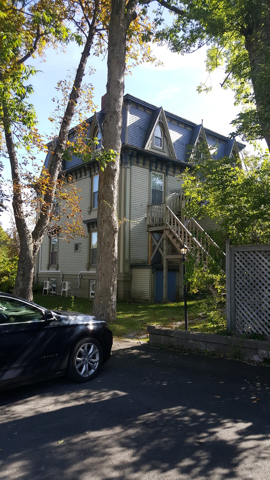 Bluenose Lodge | 10 Falkland St, Lunenburg, NS B0J 2C0, Canada | Phone: (902) 634-8851