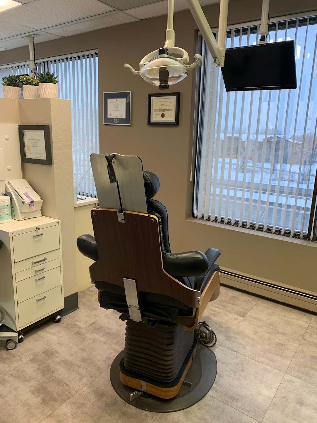 Luna Dental | 4600 Crowchild Trail NW, Calgary, AB T3A 2L6, Canada | Phone: (403) 286-2525
